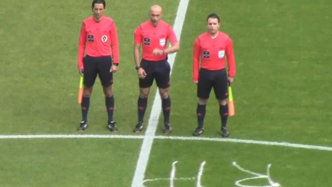 go to Stark: Schiri nutzt Freistoßspray zum Gedenken