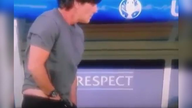 go to Ekel-Video: Jogi Löw befummelt sich im Schritt