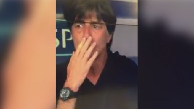 go to Schon wieder! Jogi Löw packt den Riecher aus